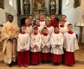 Bild: bey
Pfarrer Pennoraj Thamarkkan (links) freut sich über die Bereitschaft der neuen Ministranten, sich in den Dienst der Kirche und der Pfarrgemeinde zu stellen.