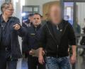 Bild: Armin Weigel/dpa
Der Angeklagte (rechts) geht neben zwei Polizisten in den Verhandlungssaal des Landgerichts.