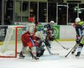 Bild: gb
Derby-Doppelpack kurz vor den Weihnachtsfeiertagen: Die Blue Devils Weiden und die Selber Wölfe treffen am Freitag in der Hans-Schröpf-Arena und am Sonntag in Oberfranken aufeinander. Für beide Teams haben die Partien im Kampf um Platz zehn vorentscheidende Bedeutung. Das Bild zeigt eine Szene mit den Devils-Stürmern Tomas Rubes (hinten) und Martin Heinisch vom 4:2-Heimsieg gegen Selb am 8. November.
