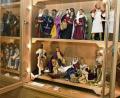 Bild: Petra Hartl
Margarete Strobl von den Amberger Krippenfreunden kümmert sich seit 1974 um die kostbaren Krippenfiguren der Amberger Bergkirche. Für unseren Adventskalender öffnet sie die Türen zu den Vitrinen, in denen die Figuren aufbewahrt werden, die gerade nicht in der Kirche gezeigt werden.