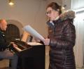Bild: gi
Hans-Josef Völkl begleitet die Sängerin Sarah Klos mit adventlichen Liedern an der Orgel sowie den Volksgesang.