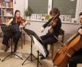 Bild: hir
Das Noris-Quartett aus Nürnberg präsentierte in einem Wohnzimmerkonzert das 8. Streichquartett op. 59 Nr. 2 von Ludwig van Beethoven. Die vier jungen Künstlern Renato Wiedemann (Violine 1), Laura Ion (Violine 2), Michael Falter (Viola) und Martin Matos Mendoza (Violoncello) (von links nach rechts) begeisterten auf ganzer Linie.