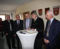Bild: wro
Axel Bartelt trug sich im Rathaus auch ins Goldene Buch der Gemeinde ein. Im Bild (von links) Bürgermeister Peter König, Axel Bartelt, stellvertretender Landrat Roland Grillmeier, Zweiter Bürgermeister Günther Fütterer und Dritter Bürgermeister Richard Stock..