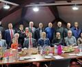 Bild: jma
Vorstandsvorsitzender Josef Pflaum und Vorstandsmitglied Gerhard Hösl (von links) beglückwünschen zusammen mit Filialleiter Wolfgang Busch (rechts) und Bürgermeister Peter lehr (hinten, Mitte) die Spendenempfänger.