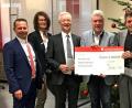 Bild: mef
Bürgermeister Günter Stich (Bildmitte), Pfarrer Wilfried Römischer (Dritter von links) und Pfarrer Max Früchtl (Dritter von Rechts) von der Katholischen Pfarrgemeinde konnten den symbolischen Spendenscheck aus den Händen von Josef Pflaum (rechts), Gerhard Hösl (links) und Ulrich Höcker (zweiter von rechts) mit Silvia Philipp (Zweite von links) dankbar entgegen nehmen.