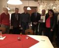 Bild: Verband der Beamten der Bundeswehr
Beisitzer Bernd Brüssel, Seniorenbeauftragter Helmut Meier, Zweiter Vorsitzender Alfred Kick, Landesvorsitzender Lothar Breunig, Mitglied Otto Kreuzer - geehrt für 50 Jahre Mitgliedschaft, Ehrenvorsitzende Anna Maria Walter, Vorsitzender Standortgruppe Stephan Gollwitzer.