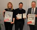 Bild: Christine Hollederer
Regina Wolfohr, Markus Lommer und Landrat Richard Reisinger (von links) stellen den neuen Kalender vor.