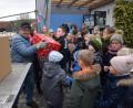 Bild: fz
Weihnachtspakete für Rumänien schleppten die Kinder zum Johanniter-Weihnachtstruck.