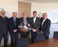 Bild: Bühner
Der neue Vorsitzende des Beirats des Jobcenters Weiden-Neustadt: Dr. Wolfgang Weber (Zweiter von links) zusammen mit dem bisherigen Vorsitzenden Helmut Fiedler (Dritter von links), den Vorstandsmitglieder Rupert Troppmann und Florian Rieder (Erster und Vierter von links) sowie Jobcenter Geschäftsführer Peter Witt.