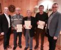 Bild: nn
Der Kreisvorsitzende des Bayerischen Lehrerinnen- und Lehrerverbands Uwe Prösl (links) und stellvertretender Bezirksvorsitzender Manuel Sennert (rechts) überreichen Heinz Achenbach, Siegfried Rupprecht und Rudi Lang (von links) für ihre langjährige Treue zum Verband eine Urkunde.