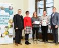 Bild: Tobias Hase, StMELF/exb
Amtschef Hubert Bittlmayer überreichte der Tirschenreuther Abordnung einen Bronzepreis. Von links Bittlmayer, Schulleiterin Doris Eckl, die Semestersprecherinnen Nadia Stumpf und Brigitte Breusch-Veittinger sowie Pflanzenbaulehrkraft Johannes Schrems.