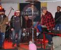 Bild: nib
rockweihnacht
Racer Roadhouse rockten den Dorfplatz in Wolfring bei der Rockweihnacht