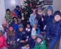 Bild: rpp
Lauter Engel, Nikoläuse und Sterne kann man in der Raiffeisenbank Kastl bewundern. Denn die Vorschulkinder des Kinderhauses hatten den Weihnachtsbaum mit selbstgebastelten Figuren geschmückt.