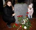 Bild: Hirsch
Leyla Kellecioglu legte gemeinsam mit ihrer Enkelin Nisanur Blumen am Gedenkstein zur Erinnerung an ihre Familie nieder, die vor 31 Jahren beim Brandanschlag auf das Habermeier-Haus ums Leben kam.