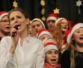 Bild: Schönberger, Ferdinand [fsb]
Stefanie Franz singt mit dem Projektchor der Lobkowitz-Realschule beim Weihnachtskonzert der Schule.
