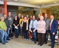 Bild: fjo
Bürgermeisterin Margit Kirzinger händigte die Spendenkuverts an Josef Eschenbecher, Hildegard Werner, Rudolf Grundler senior, Thomas Wild, Mareike Kaiser, Pfarrer Georg Hartl, Julia Wittmann und Martina Schaller (von links) aus. Bei der Übergabe mit Vorstand Gerhard Hösl kamen ebenso Andreas Neuber, Maria Werner, Josef Kleber und Andreas Ringholz (von rechts) zum Zug.