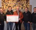 Bild: fla
500 Euro spenden die "Hulzstoussboum" Jonas Kraus, Julian Bauer (von links), Valentin Reil und Andreas Holfelner (von rechts) an die Kinderkrebshilfe. Vorstand Herbert Putzer (mitte) bedankt sich herzlich dafür.