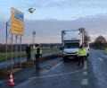 Bild: sfo
Die Beamten bei der Fahrzeugkontrolle auf der B15 Richtung Mitterteich.