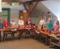 Bild: Grundschule Friedenfels/exb
Bei seinem Besuch in der Grundschule verteilte der Nikolaus auch Geschenke.
