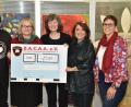 Bild: hcz
Über die Spende des B.A.C.A.A.-Vertreters Peter Sirtl freuen sich Ulrike Weber, Elisabeth Scherb, Sema Tasali-Stoll und Anke Reiß von "Dornrose".