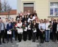Bild: njn
Erfolgreich schlossen die 24 Praxisanleiter ihren Kurs ab. Mit auf dem Bild (von rechts) die beiden Schulleiterinnen Claudia Wolf und Hannelore Doleschal sowie Trägervereinsvorsitzender Johannes Reger (links) und Lehrer Matthias Dumler.