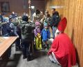 Bild: jma
Manche Nachwuchsspieler aus der G-, E2- und E1-Jugend treten dem Mann mit dem roten Mantel doch etwas ängstlich gegenüber.