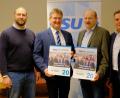 Bild: tkr
Adolf Hammer (Zweiter von links) und Robert Hechtl, die Ortsvorsitzenden der CSU-Ortsverbände Teunz und Wildstein, präsentieren den Familienplaner 2020 zusammen mit Bürgermeister Norbert Eckl (rechts) und zweiten Vorsitzenden Werner Gabler (links).
