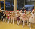Bild: sp
Die Schülerinnen von Ballettlehrerin Katerina Bednarova (links) begeisterten die Eltern mit ihren Darbietungen.