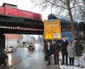 Bild: Wolfgang Steinbacher
Eine rote Lok fuhr über die Bahnbrücke, als OB-Kandidatin Birgit Fruth und ihre SPD-Fraktionskollegen sowie -Mitglieder (alle von links) Dieter Amann, Roland Pirner, Simone Böhm-Donhauser und Uli Hübner vor Ort das Thema Bahnbrücke Regensburger Straße angingen.