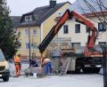 Bild: gz
Die Mitarbeiter der Firma Seebauer platzierten am Tillyplatz drei große Granitblöcke. Im Vordergrund sind die Reifenspuren des Lastwagens noch erkennbar.