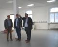 Bild: weu
Investor Fabian Biersack (rechts) von der Biersack und Grenzer Vertriebs GbR führte zusammen mit Diplomingenieur Wolfgang Vetter (links) Bürgermeister Martin Birner durch das moderne Bürogebäude. In dem Großraumbüro und weiteren Büros werden 20 Mitarbeiter tätig sein.