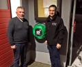 Bild: jma
Über den neuen Defibrillator am Friedersreuther Feuerwehrgerätehaus freuen sich Wehrsvorsitzender Siegfried Steiner (links) und Thomas Rauch vom Pressather BRK-Ortsverband.