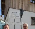 Bild: Verena Sägenschnitter
Heimatpfleger Josef Schmaußer (links) und Bürgermeister Franz Mädler vor dem historischen Ortsschild in Stockau.