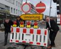 Bild: gf
Mit Oberbürgermeister Michael Cerny (rechts) räumten Gewerbebau-Geschäftsführer Karlheinz Brandelik (links) und Prokurist Werner Pettinger (Zweiter von links) an der Emailfabrikstraße die Baken und Sperrschilder beiseite.