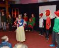 Bild: dob
Das Mini-Musical "Deutschland sucht den Weihnachtsmann" erheiterte die Gemüter und die Zuschauer waren hellauf begeistert. Schneewittchen und die sieben Zwerge kommen vorbei.