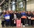 Bild: rgr
Die Mitarbeiter der Firma Zechmayer unterstützen die Bescherungskaktion des Bürgervereins Städtedreiec und machen dabei 35 Jungen und Mädchen glücklich.