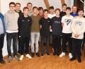 Bild: no
Die Spieler der erfolgreichen B-Jugend der SG Illschwang/Schwend im Illschwanger Rathaus mit Trainer Armin Gräml (Zweiter von rechts) und Betreuer Siegfried Heldrich (Vierter von rechts), sowie den beiden Bürgermeistern Brigitte Bachmann (rechts) und Dieter Dehling (links).
