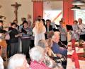 Bild: rgr
In der Weihnachtsfeier im BRK-Seniorenpflegeheim Gmünd stimmt der Männergesangverein mit gemischtem Chor auf Weihnachten ein.
