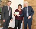 Bild: Landratsamt Tirschenreuth/exb
Voller Stolz konnten dieser Tage der Pressesprecher des Landratsamtes Walter Brucker (links) und Landrat Wolfgang Lippert eine beachtliche Geldsumme an Angelika Wegmann vom Ambulanten Hospizdienst der Caritas Tirschenreuth überreichen. (Bild: Landkreis Tirschenreuth / Stefan Malzer).