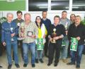 Bild: do
Mit Pokalen, Urkunden und Ehrenpreisen ehrt der Kleintierzuchtverein Eschenbach seine Meister 2019. Im Bild zeigt die erfolgreichen Altzüchter mit Vorsitzendem Werner Kennel (Zweiter von rechts), Ausstellungsleiter Geflügel Wolfgang Dobmeier (Fünfter von rechts) und Ausstellungsleiter Rassekaninchen Josef Dötterl (Zweiter von links).