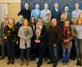 Bild: do
Aus dem Vollen kann die Freie Wählergemeinschaft Vorbach/Oberbibrach/Höflas bei der Nominierung ihrer Gemeinderatskandidaten schöpfen. Um die 12 Sitze bewerben sich 24 Bürger aus allen Gemeindeteilen. Im Bild der Großteil der Kandidaten mit Bürgermeister Werner Roder (links) und FWG-Vorsitzenden Holger Götz (rechts) aus der Nachbargemeinde Speinshart.
