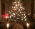 Bild: trj
Der Christbaum in der Wallfahrtskirche St. Quirin ist geschmückt mit Strohsternen und roten Wachsanhängern. Davor steht die Krippe, die bei der Christnacht am Heiligen Abend um 24 Uhr im Mittelpunkt steht.