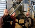 Bild: mab
Um die schweren Eisenklöppel an Ort und Stelle auf den 36 Meter hohen Glockenturm zu schaffen, mussten alle mit anpacken: (von links) Peter Irlbacher, Michael Koch und Pfarrer Heinrich Rosner.