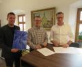 Bild: fg
Sebastian Krysa von der Breitbandberatung Bayern GmbH , Markus Jobst (Firma Jobst DSL Amberg) und Bürgermeister Hermann Falk (von links) unterzeichnen den Kooperationsvertrag zur Breitbandförderung für die Schule Ehenfeld und den Ortsteil Kindlas.