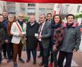 Bild: exb/Nicolas Fagot
Oberbürgermeister Kurt Seggewiß (Zweiter von rechts) und sein Amtskollege aus Maccerata Romano Carancini (Fünfter von links) erhalten von OB André Santini (Fünfter von rechts) die Medaille der Partnerstadt Issy.