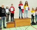Bild: lst
Die drei Erstplatzierten mit den Lehrern Willi Merkl (r.) vom Neustädter Gymnasium und Ondrej Stych von der Partnerschule ZŠ Pionýrů Sokolov (l.). Bild: lst