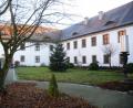 Bild: Gabi Schönberger
Still ruht der Innenhof von Regionalbibliothek und Keramikmuseum.Seit vor fünf Jahren ein Grundentgelt von 500 Euro pro Veranstaltungstag erhoben wurde, findet im ehemaligen Geheimtipp keine Kultur mehr statt. Jetzt hat der Stadtrat das Entgelt wieder gestrichen.