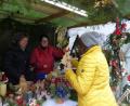 Bild: mng
Der Stand des Missionsausschusses gehört zum Christkindlmarkt. Mit den dort verkauften Waren wurde ein Erlös von stolzen 2100 Euro erzielt, das sieben gemeinnützigen Einrichtungen in der Region zufließt.