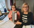 Bild: exb/Susanne Götte
Ordnerübergabe im Büro des Simultankirchen-Radweges: Die langjährige Mitarbeiterin Sandra Hoffmann übergibt ihre Aufgaben an Nachfolgerin Petra Küsters.
