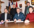 Bild: pi
Bürgermeister Johann Maurer (sitzend, Mitte) unterzeichnet im Beisein von Geschäftsleiter Günter Gschwindler (sitzend, rechts) den Vertrag für das dritte Verfahren im Breitbandausbau. Darüber freuen sich auch Enrico Delfino (sitzend, links) und Josef Markl (hinten, rechts) von der Telekom sowie Diplom-Ingenieur Günther Pichlmaier.
